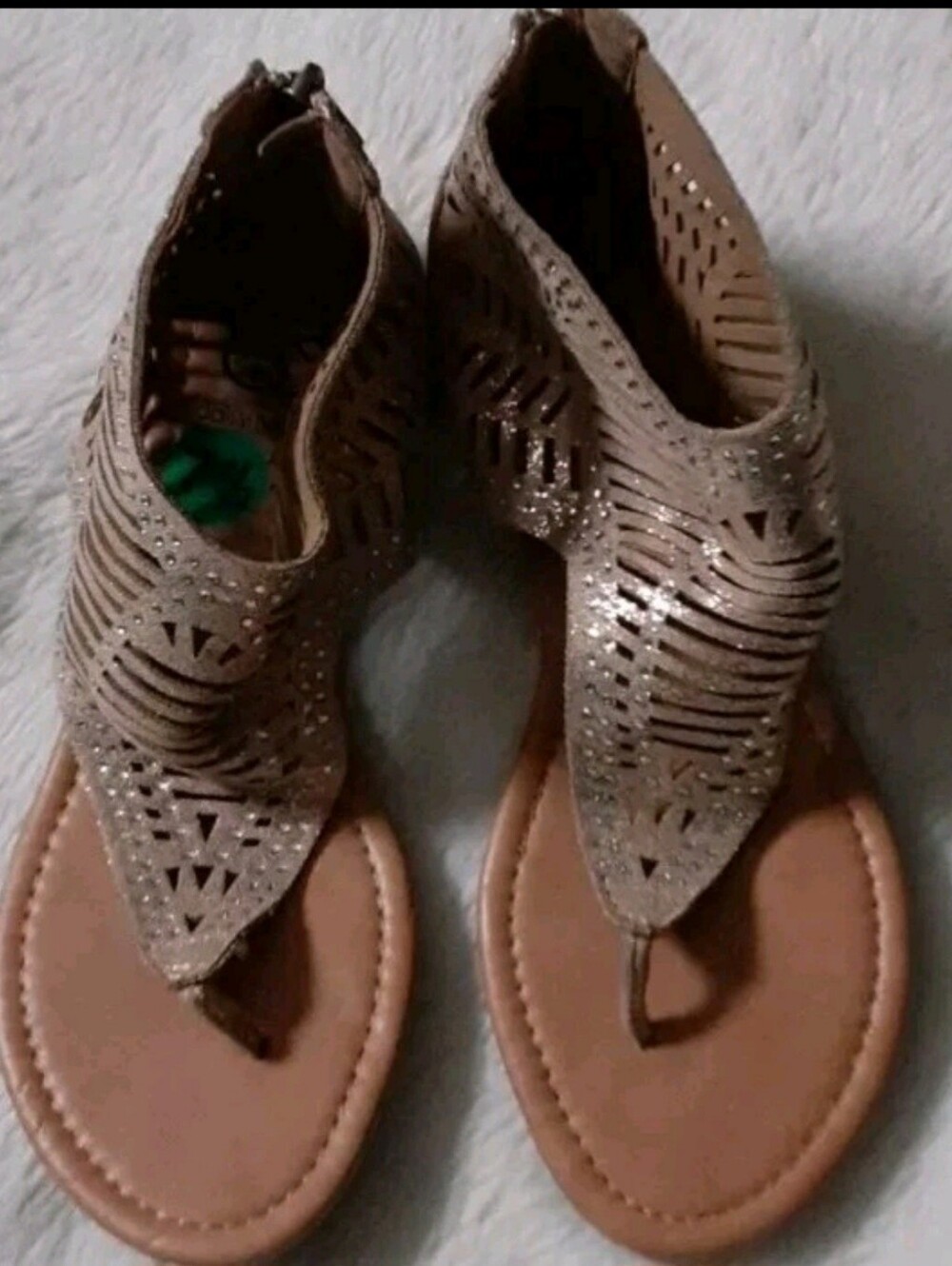DAISY FUENTES Glitter Tong Sandals Womans Size 7.5 Tan/Gold NWOB